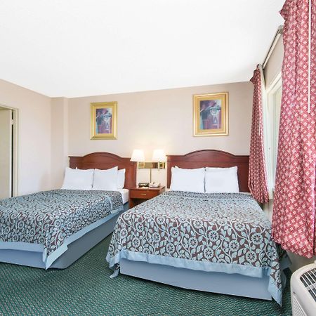 Days Inn & Suites By Wyndham Wichita East 外观 照片