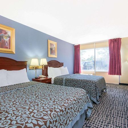 Days Inn & Suites By Wyndham Wichita East 外观 照片