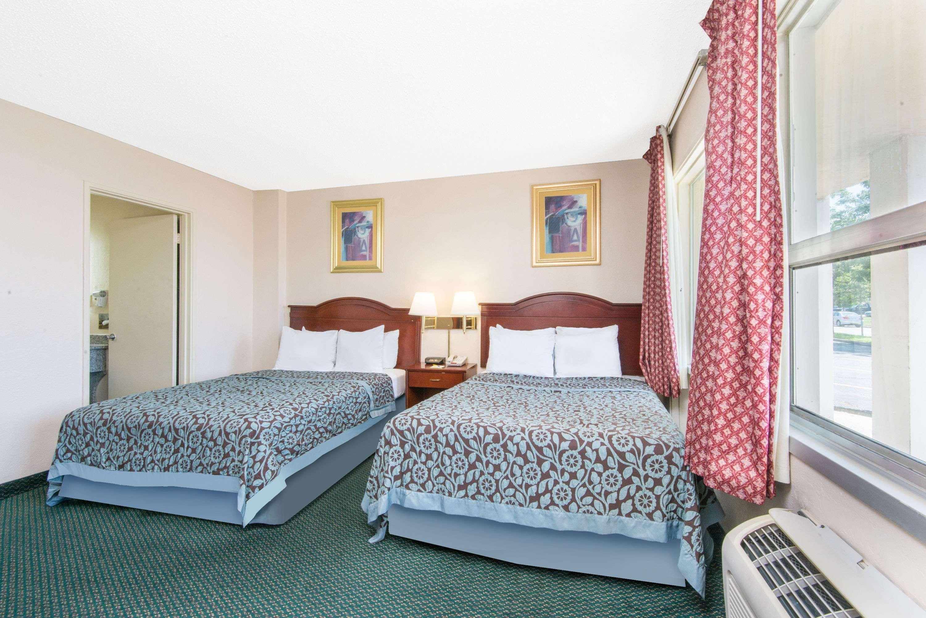 Days Inn & Suites By Wyndham Wichita East 外观 照片