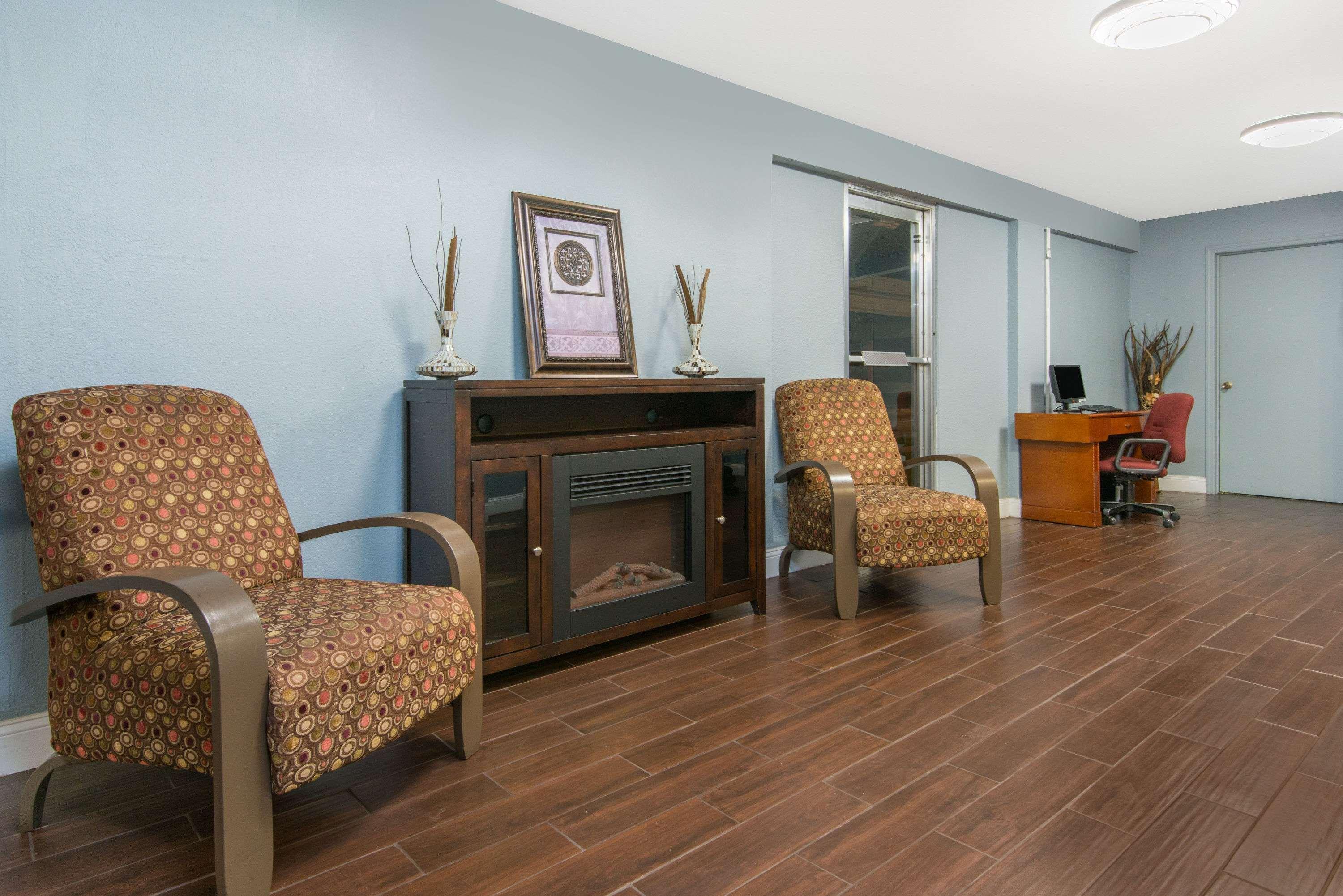 Days Inn & Suites By Wyndham Wichita East 外观 照片