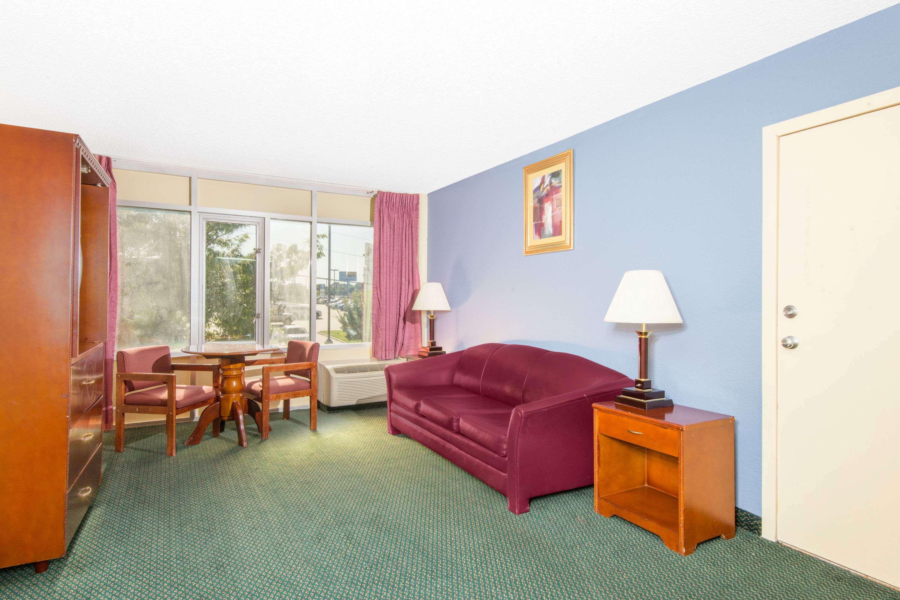 Days Inn & Suites By Wyndham Wichita East 外观 照片