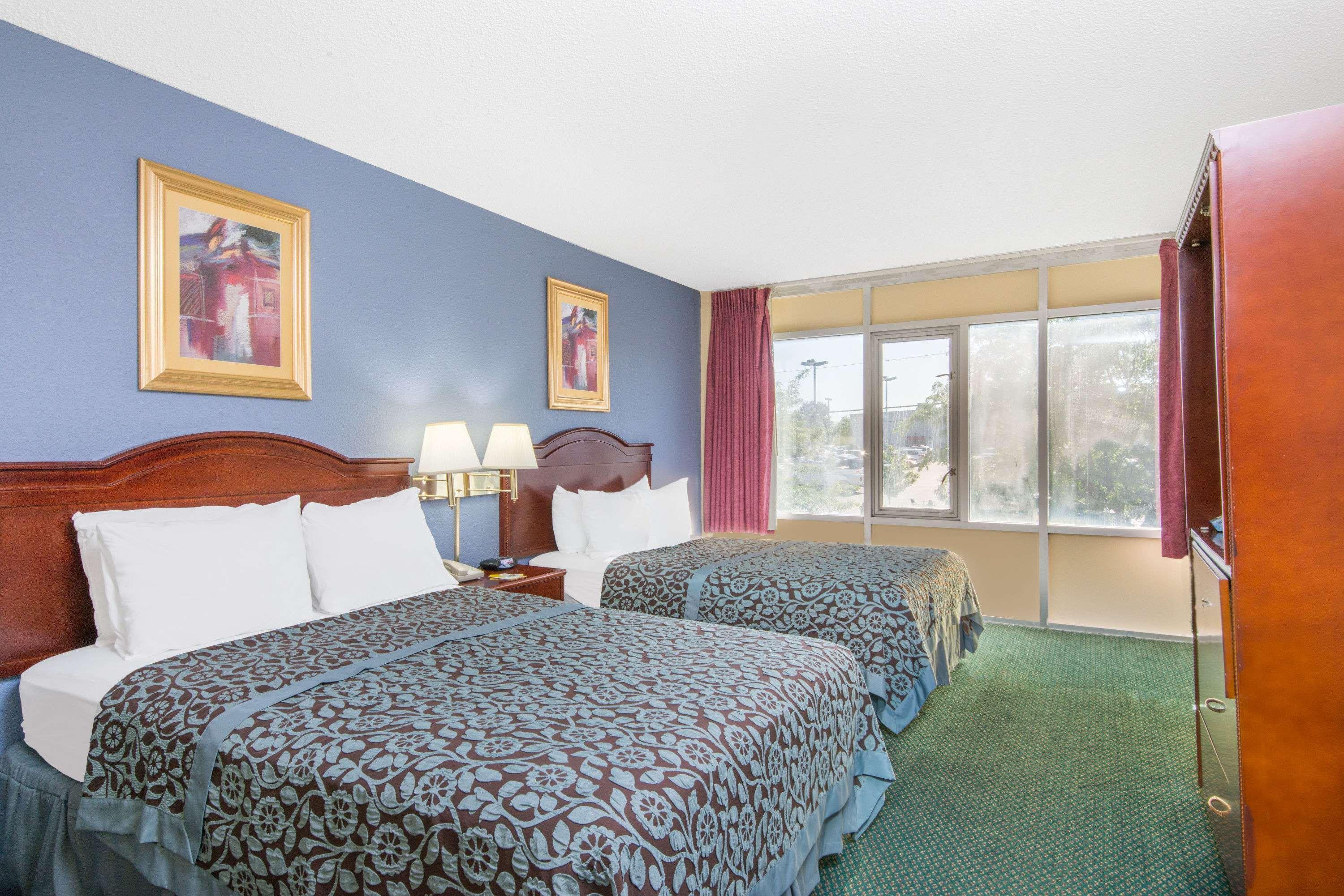Days Inn & Suites By Wyndham Wichita East 外观 照片