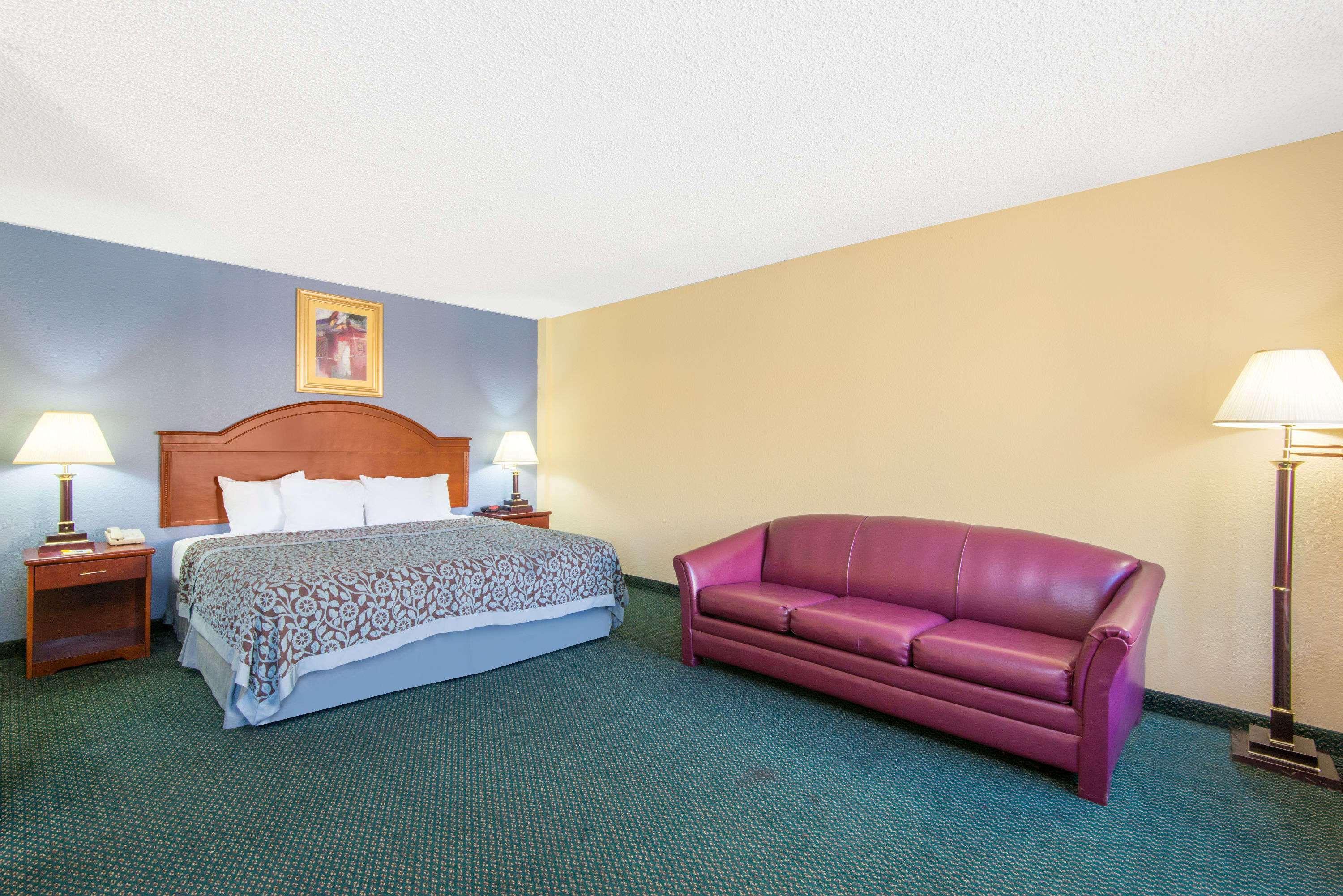 Days Inn & Suites By Wyndham Wichita East 外观 照片