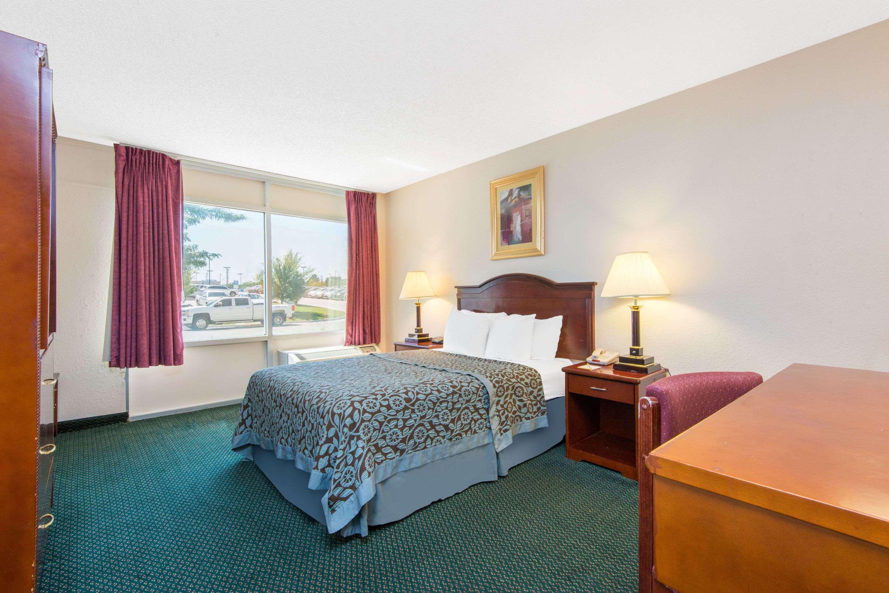 Days Inn & Suites By Wyndham Wichita East 外观 照片