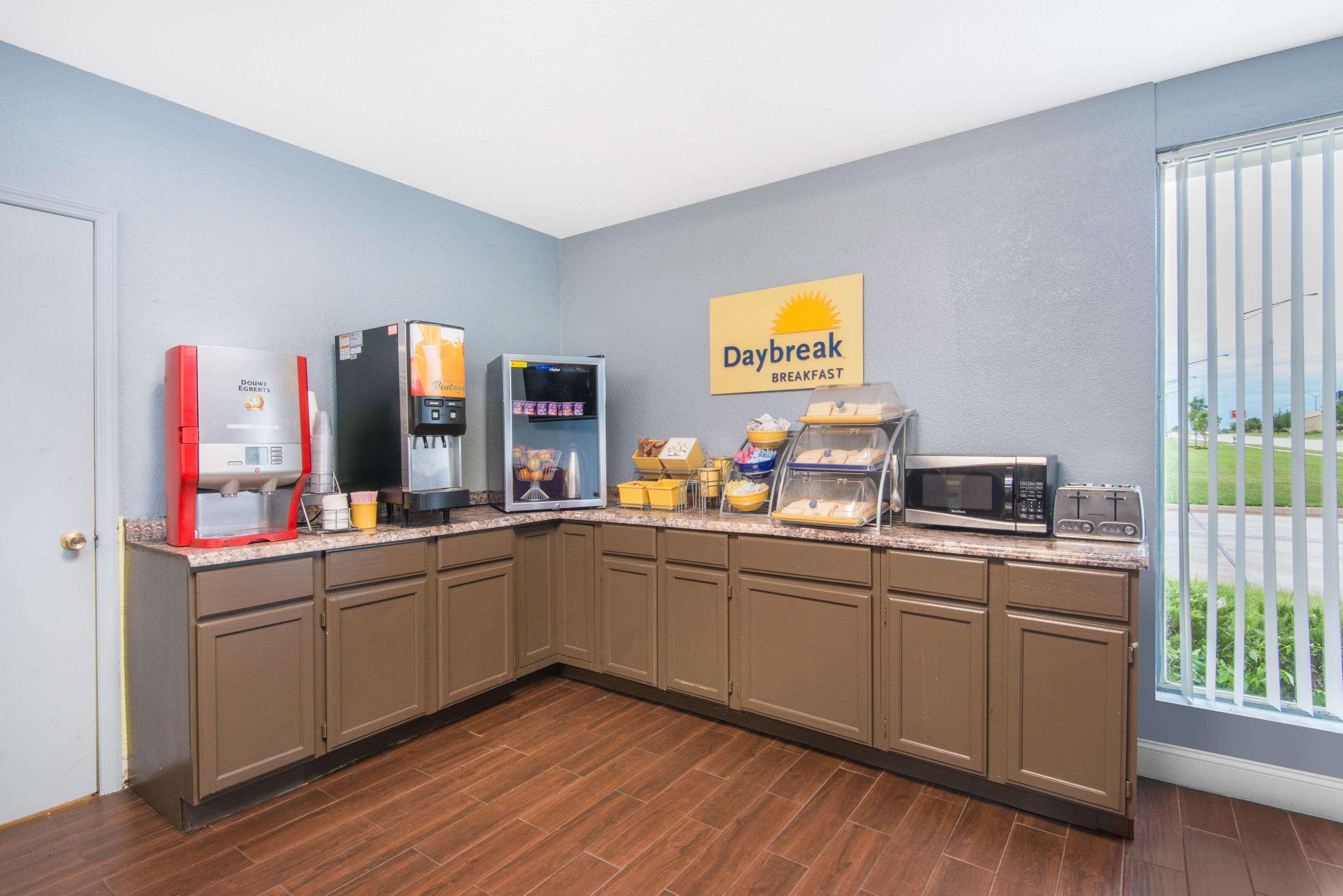 Days Inn & Suites By Wyndham Wichita East 外观 照片