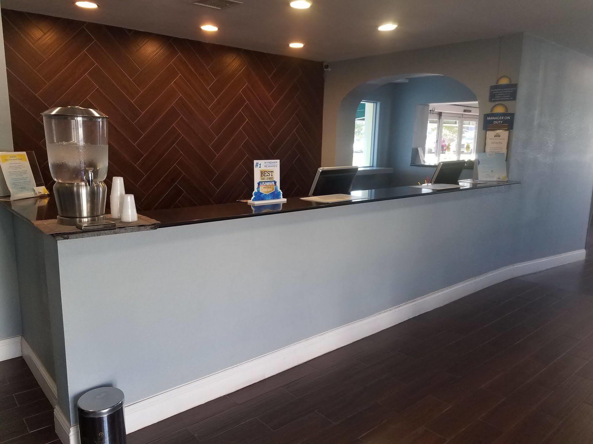 Days Inn & Suites By Wyndham Wichita East 外观 照片