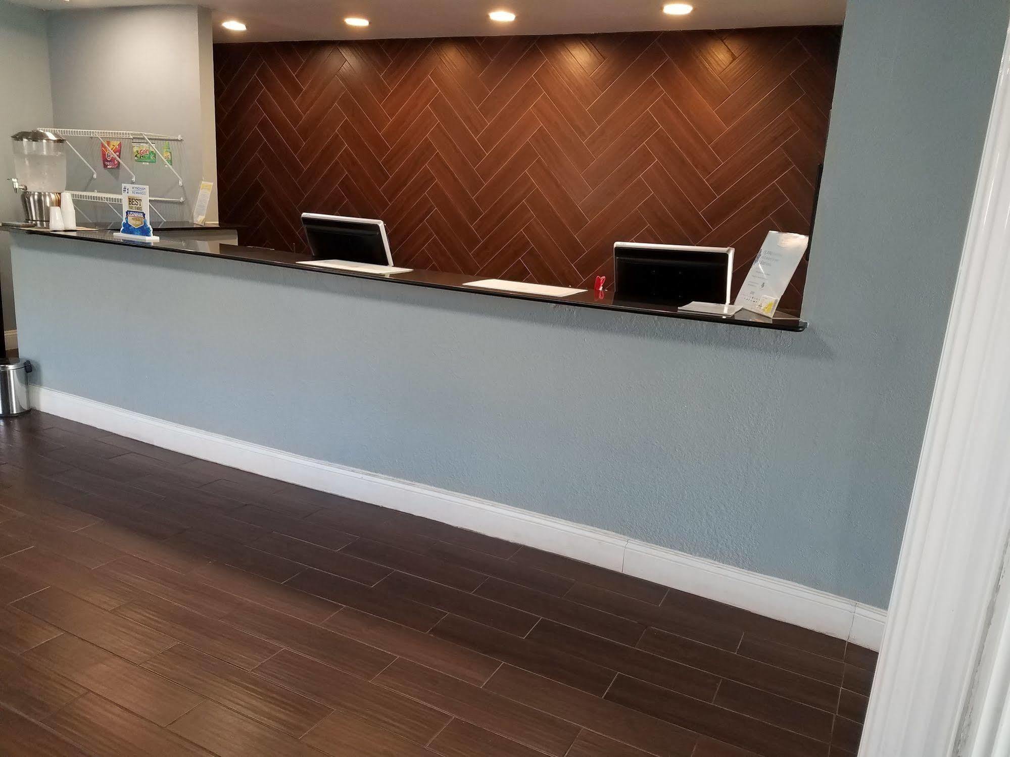 Days Inn & Suites By Wyndham Wichita East 外观 照片