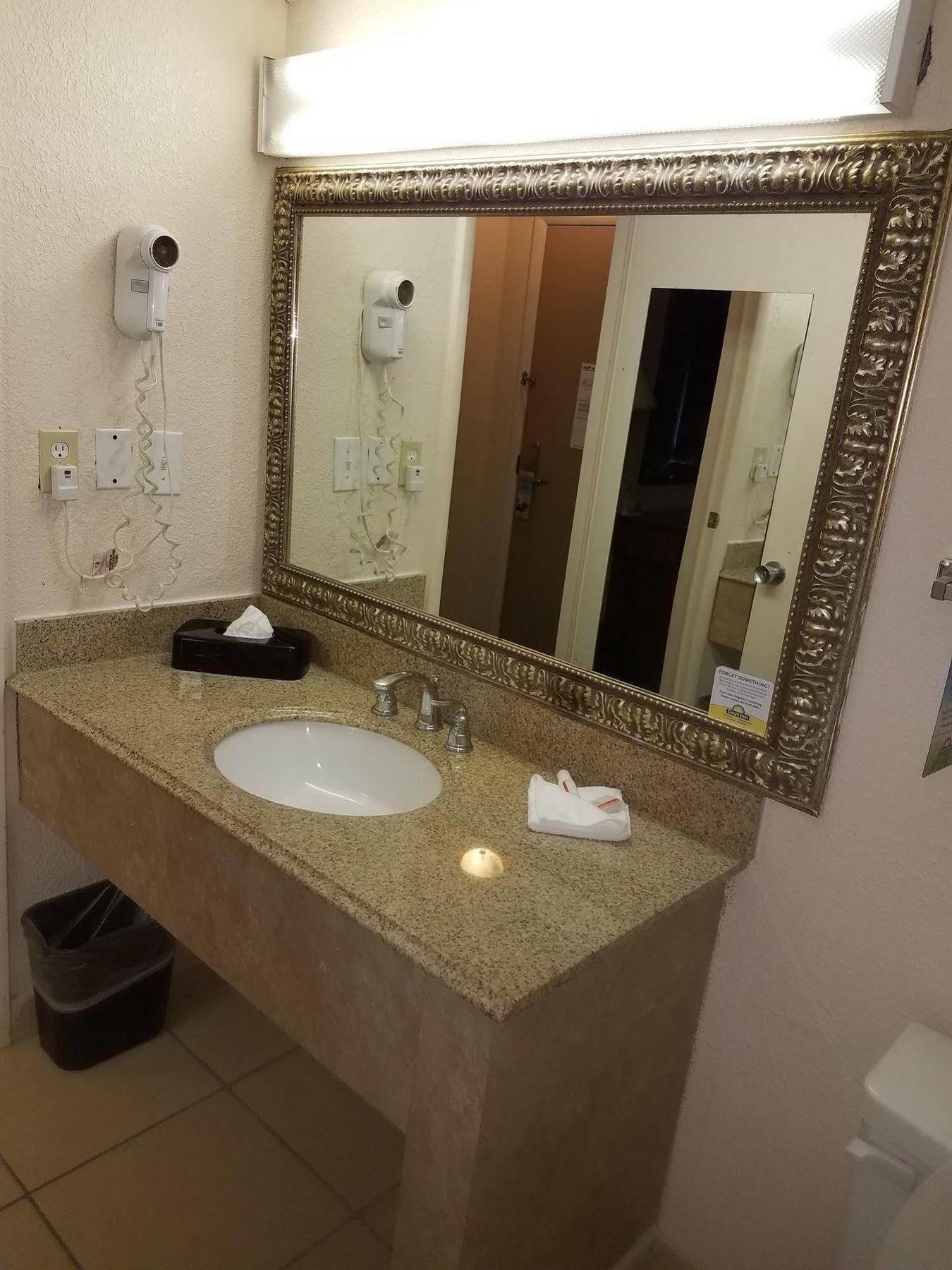 Days Inn & Suites By Wyndham Wichita East 外观 照片