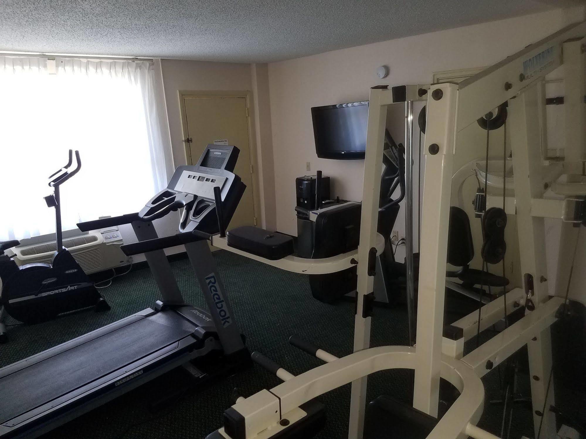 Days Inn & Suites By Wyndham Wichita East 外观 照片