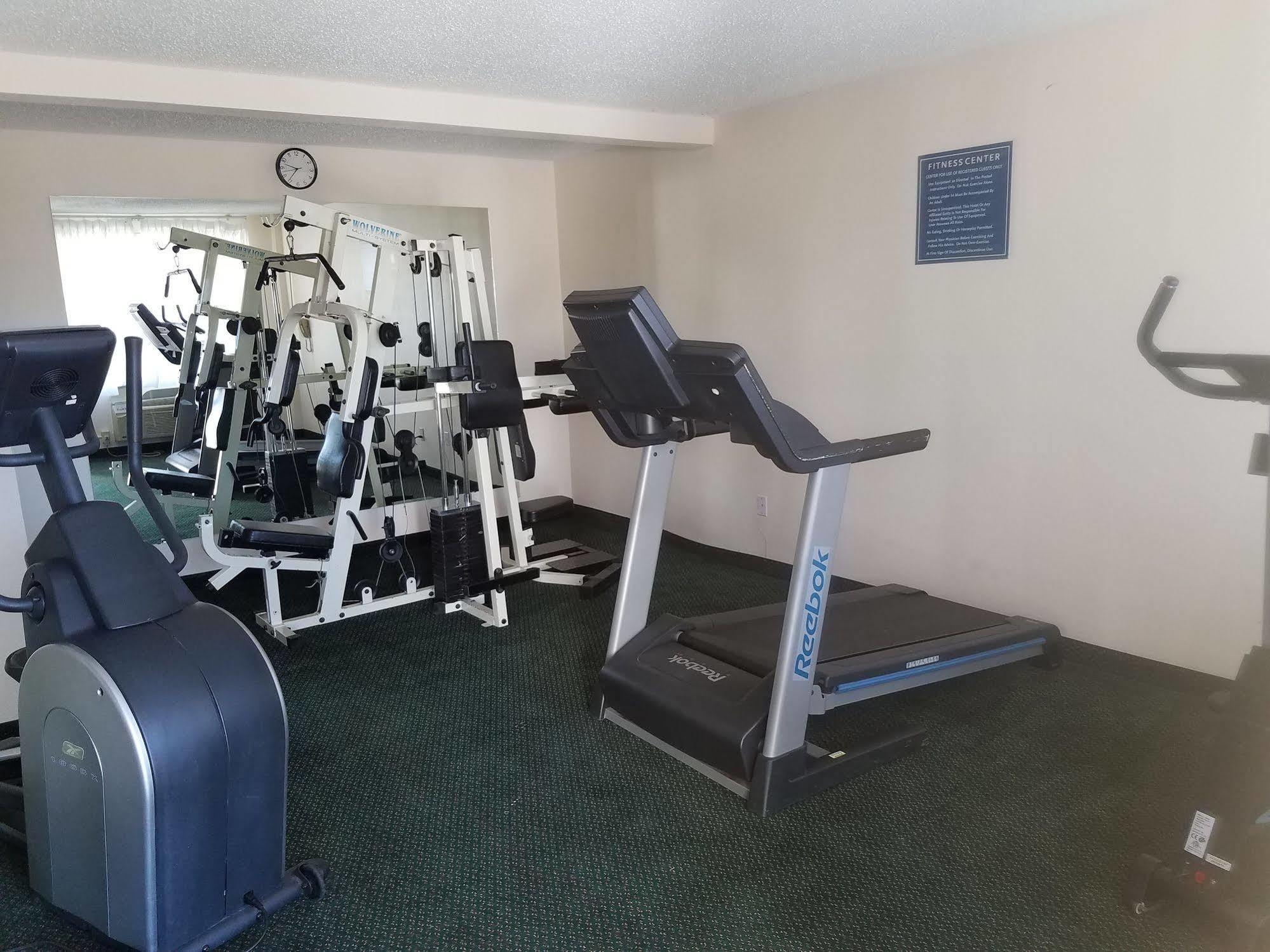 Days Inn & Suites By Wyndham Wichita East 外观 照片