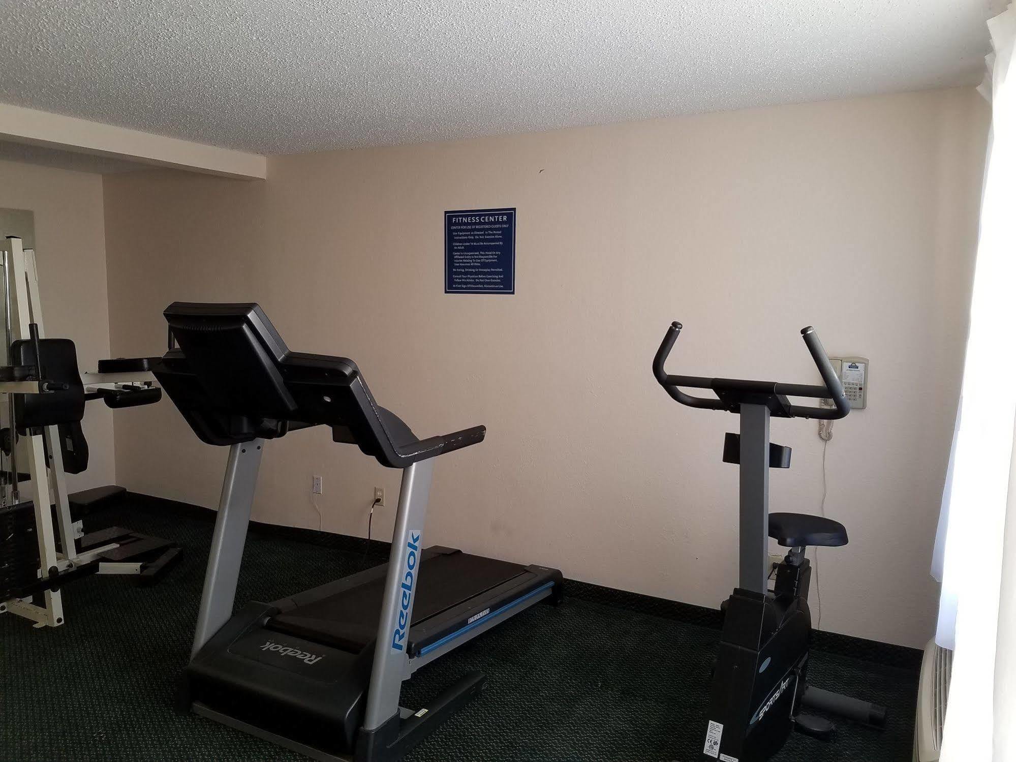Days Inn & Suites By Wyndham Wichita East 外观 照片