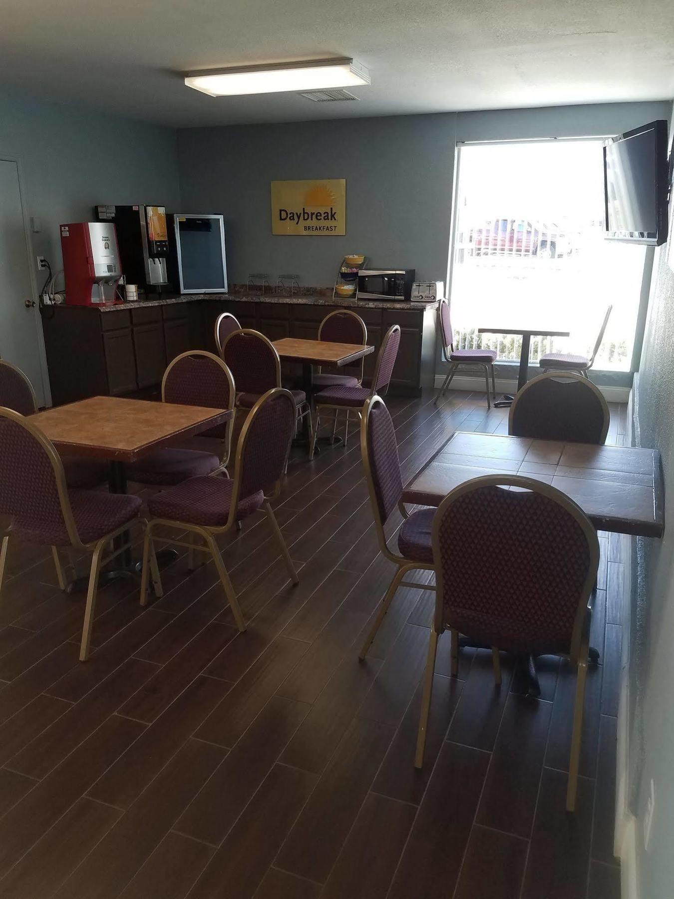 Days Inn & Suites By Wyndham Wichita East 外观 照片