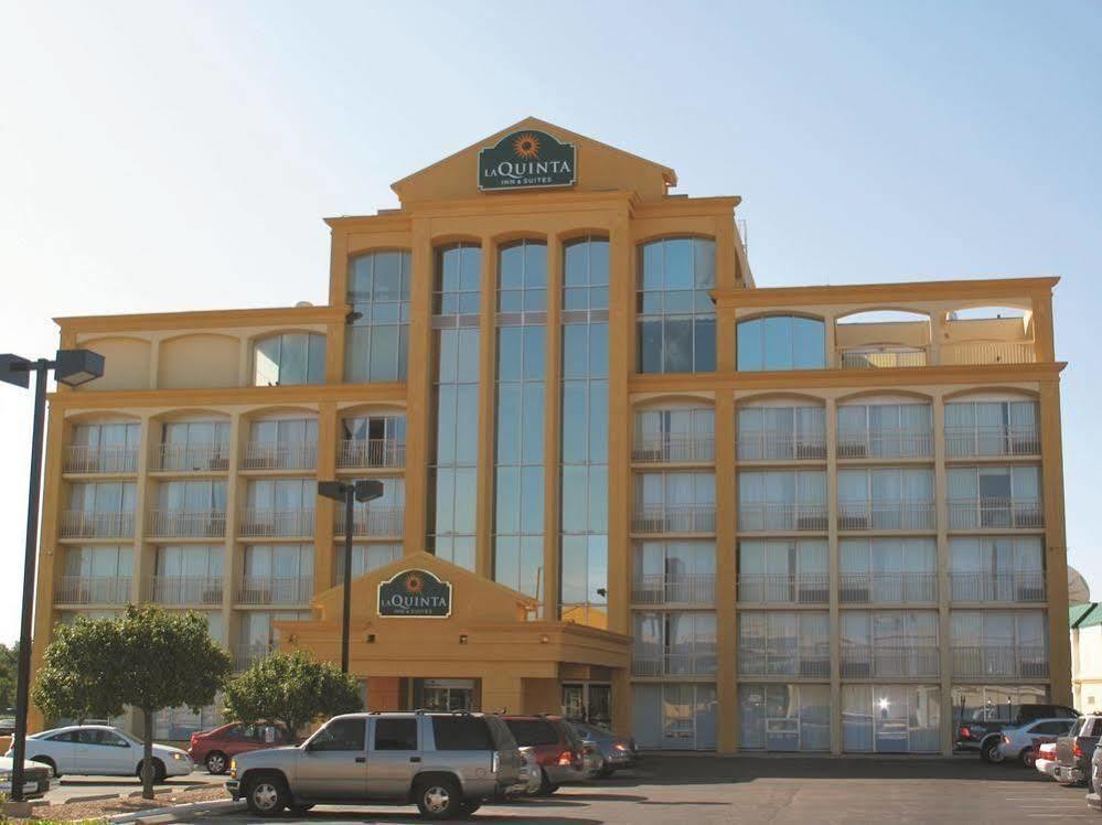 Days Inn & Suites By Wyndham Wichita East 外观 照片