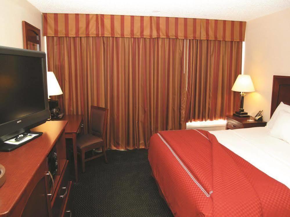 Days Inn & Suites By Wyndham Wichita East 外观 照片