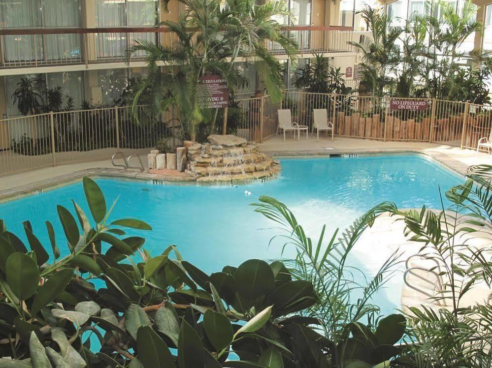 Days Inn & Suites By Wyndham Wichita East 外观 照片