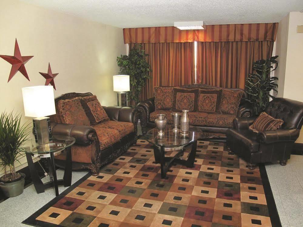 Days Inn & Suites By Wyndham Wichita East 外观 照片
