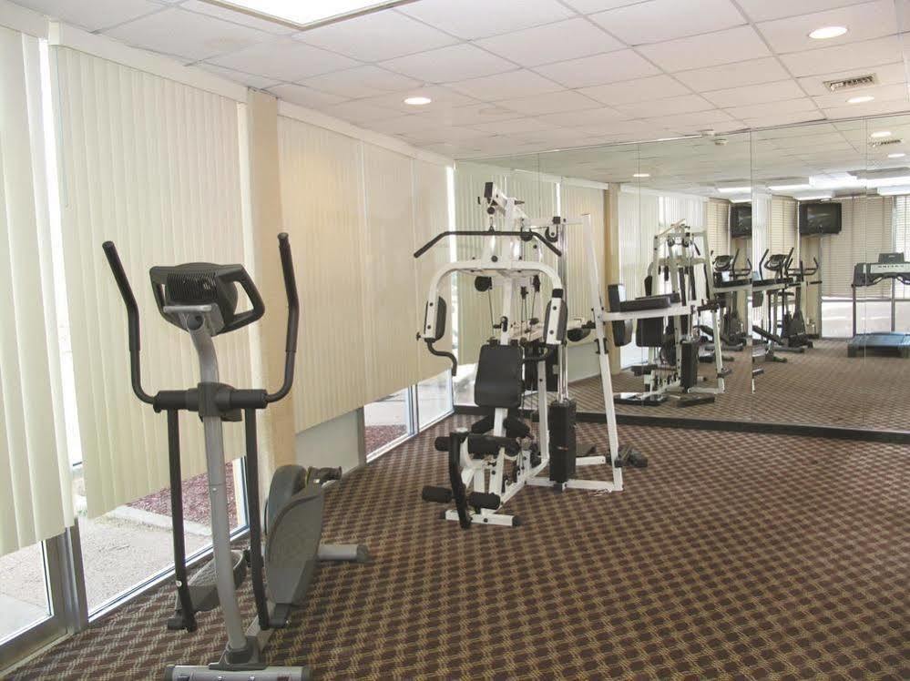 Days Inn & Suites By Wyndham Wichita East 外观 照片